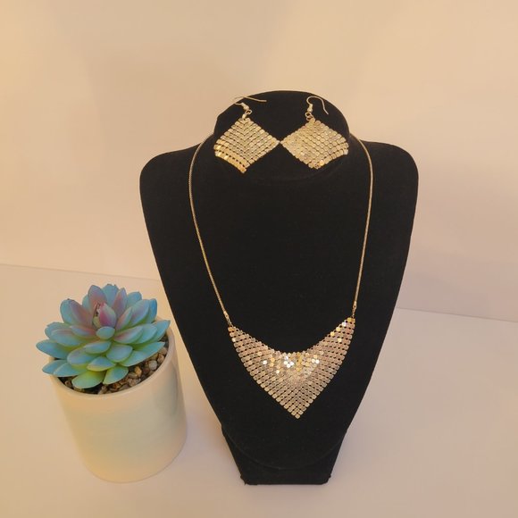 Triangular Silver Mesh Necklace and Earrings - Picture 5 of 5